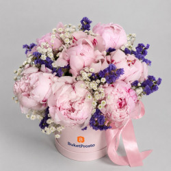 Композиция из пионов, статицы и гипсофилы